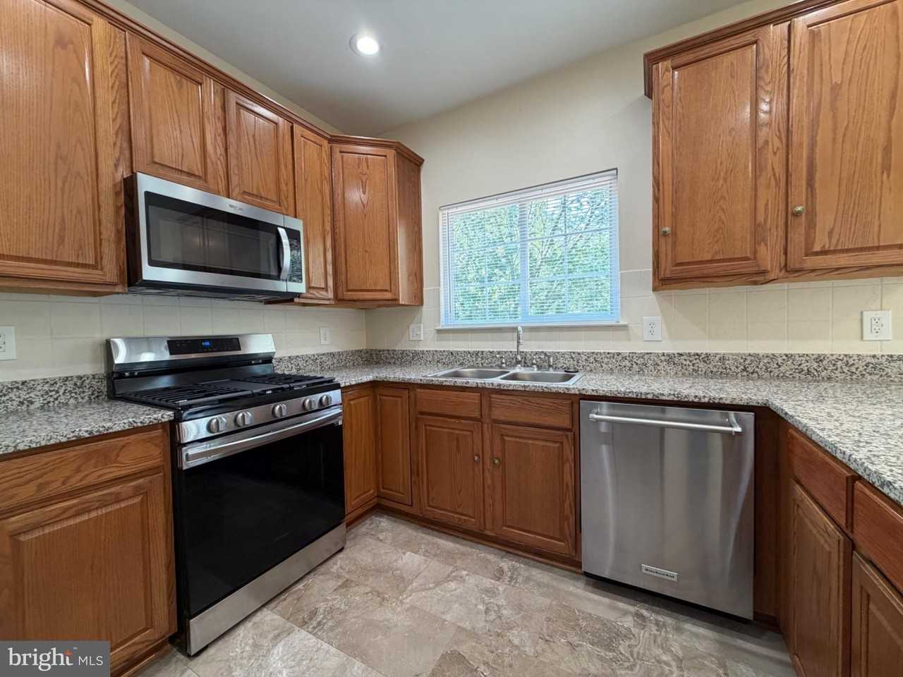 359 Snyder Ln - Photo 6 of 27
