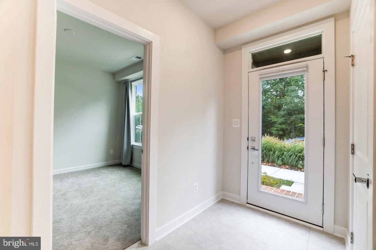 13036 Hattontown Sq - Photo 4 of 50