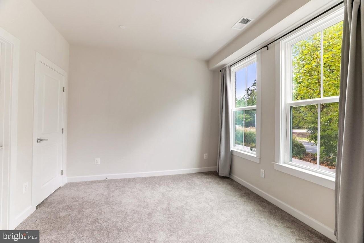 13036 Hattontown Sq - Photo 5 of 50