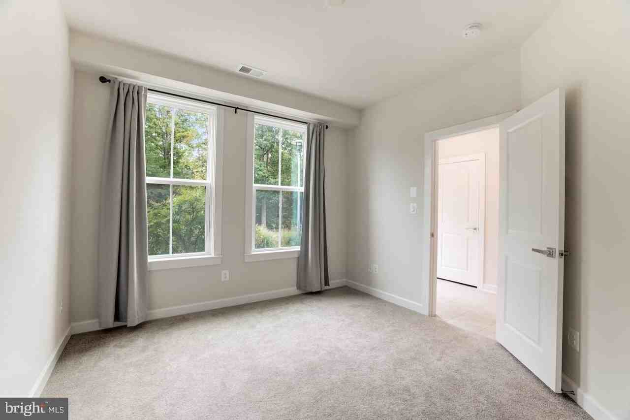 13036 Hattontown Sq - Photo 6 of 50