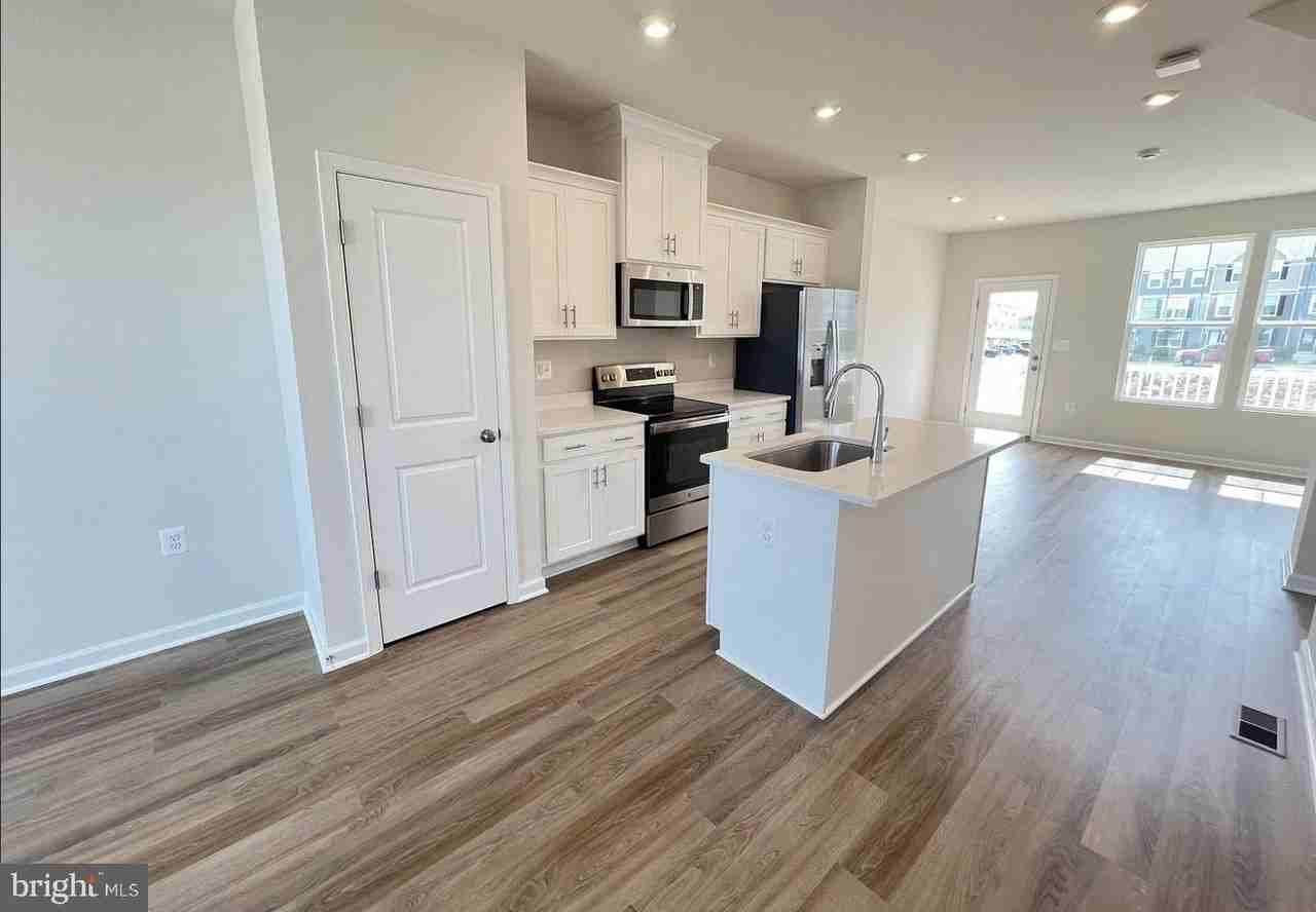 94 Coolidge Ave - Photo 3 of 9