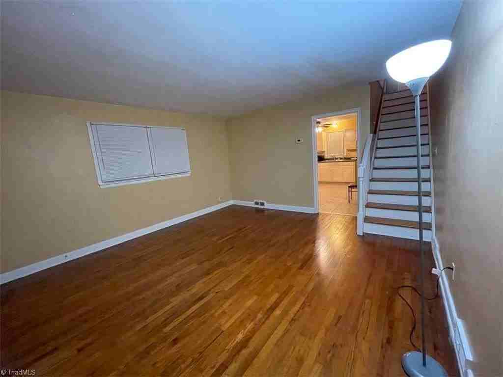 307 Oakwood St #B - Photo 2 of 11