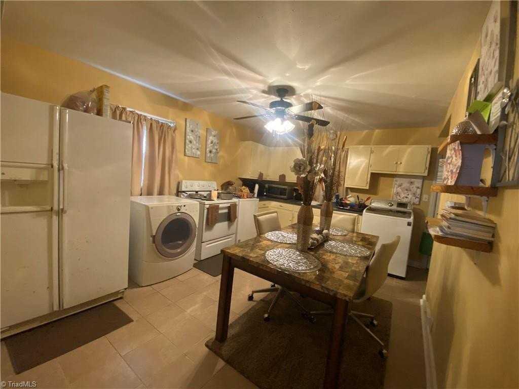 307 Oakwood St #B - Photo 3 of 11