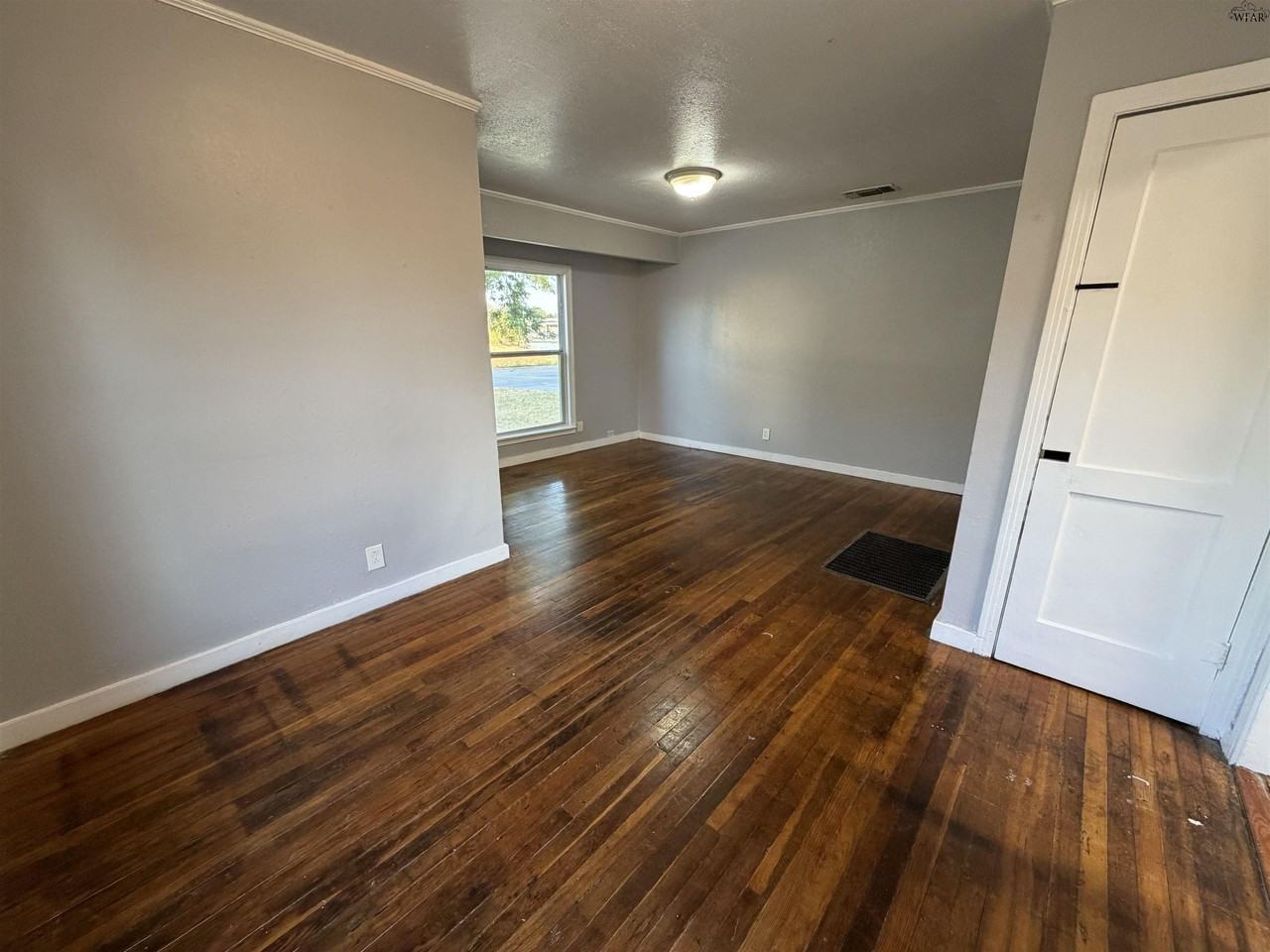 2202 Monroe St - Photo 2 of 10