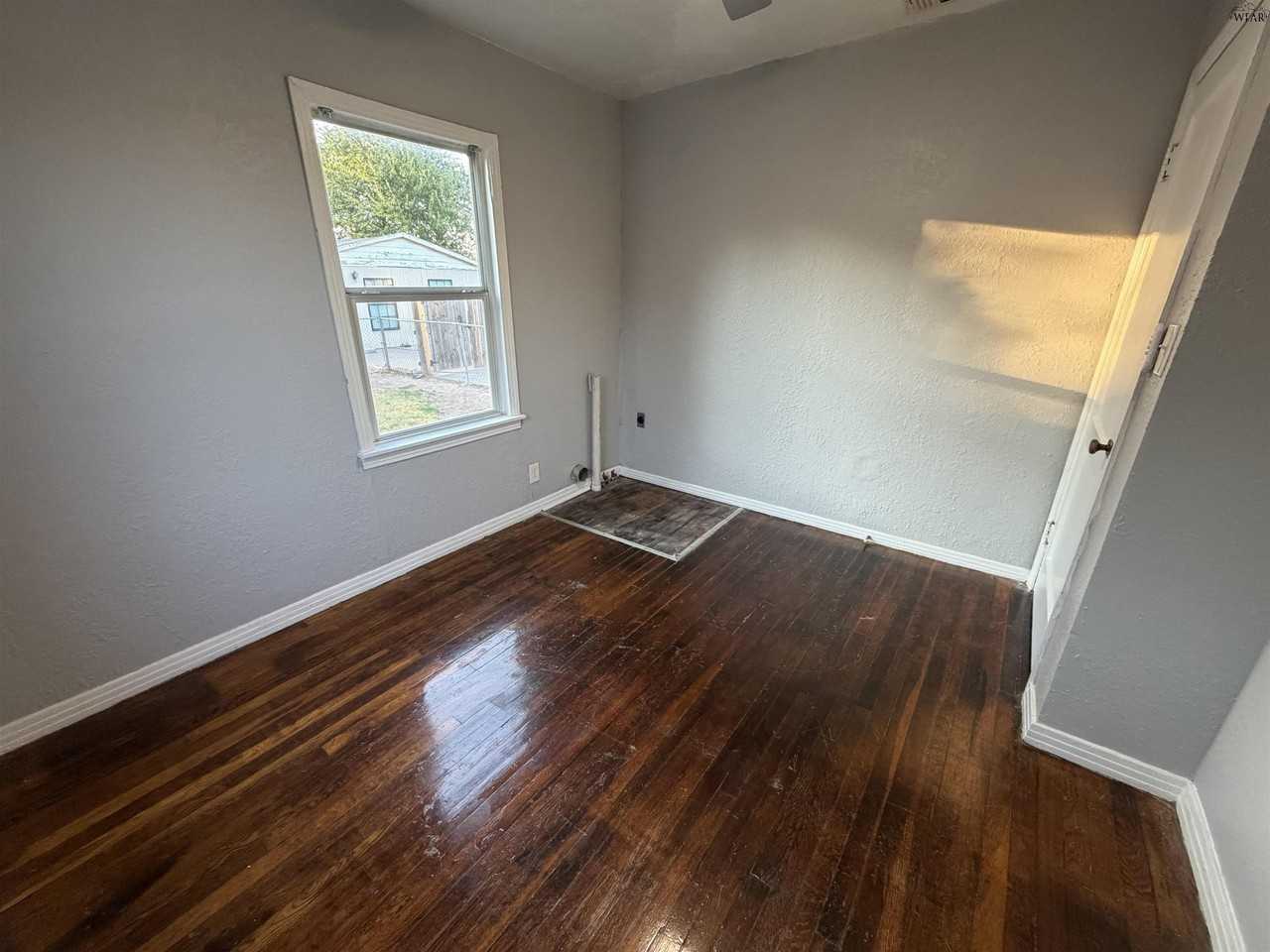 2202 Monroe St - Photo 5 of 10