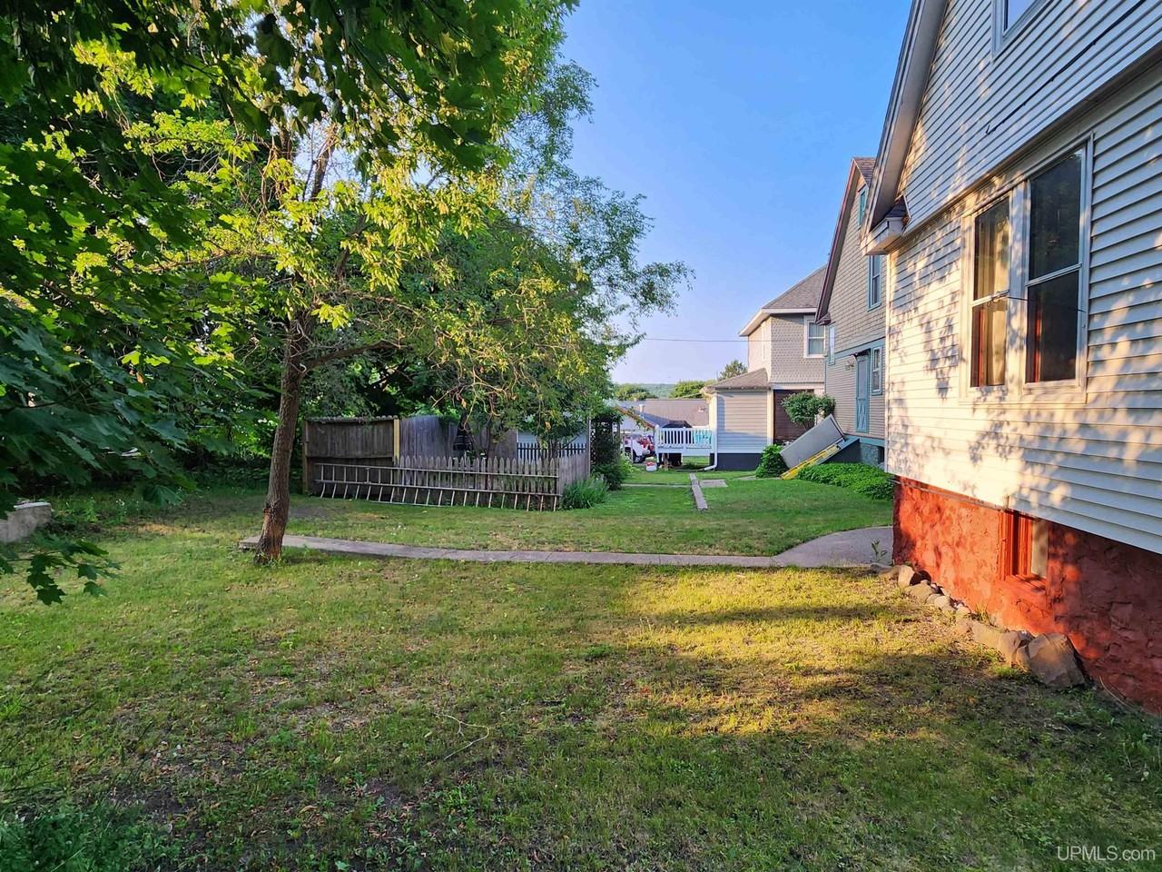 1115 Summit St - Photo 3 of 50