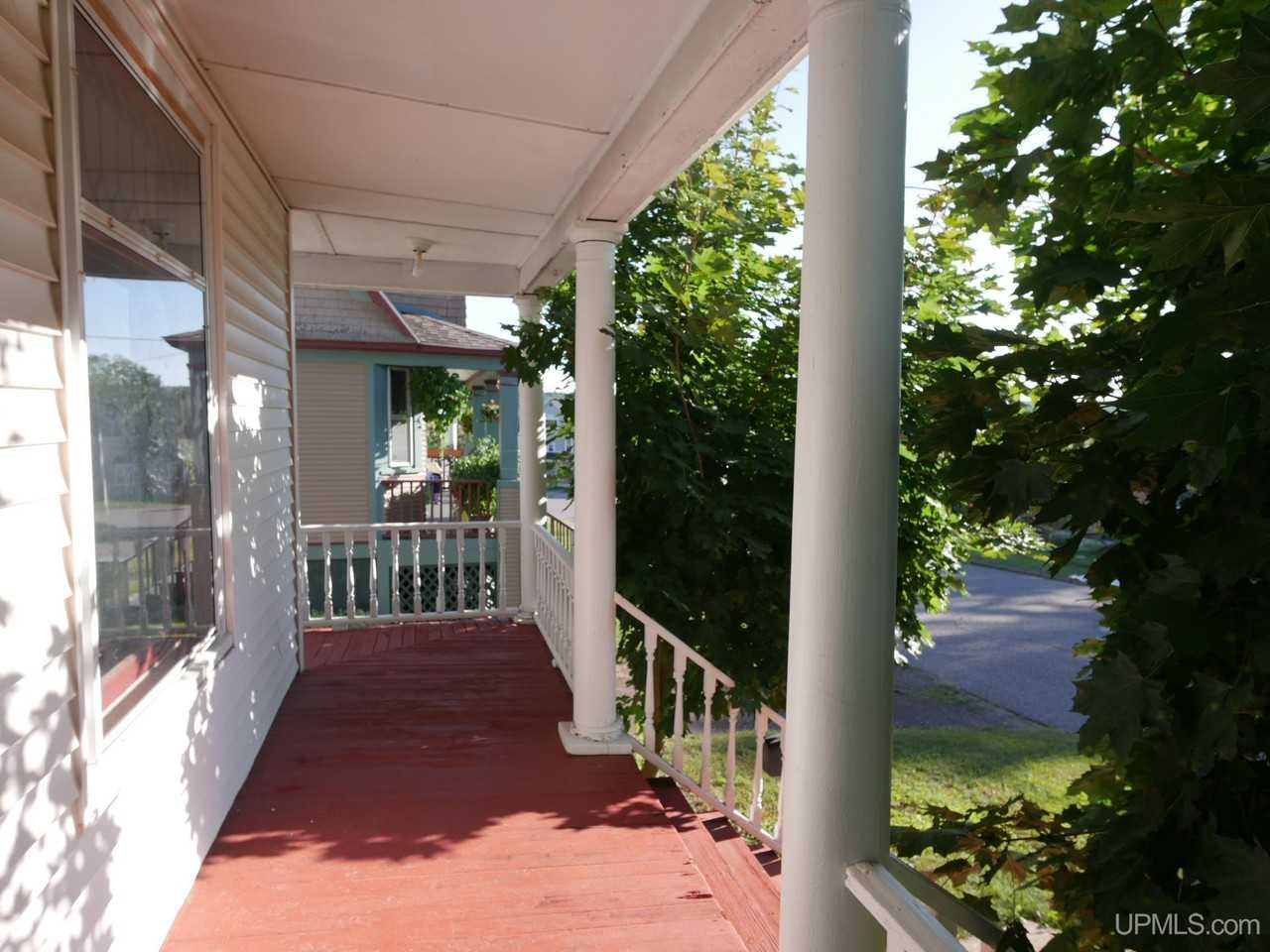 1115 Summit St - Photo 4 of 50