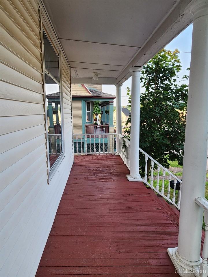 1115 Summit St - Photo 5 of 50