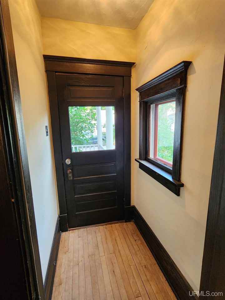 1115 Summit St - Photo 7 of 50