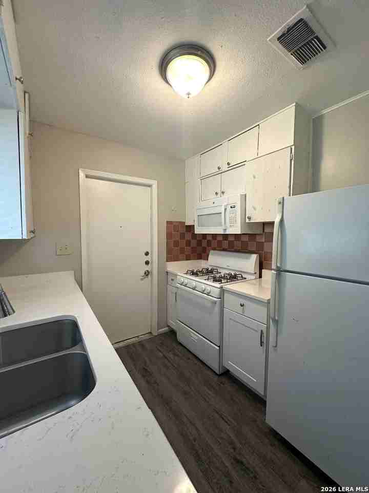 4322 Sun Gate St - Photo 4 of 15
