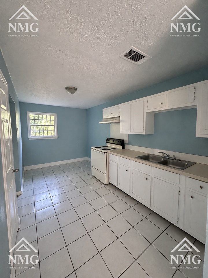 3380 Shady Oaks St #B - Photo 2 of 8