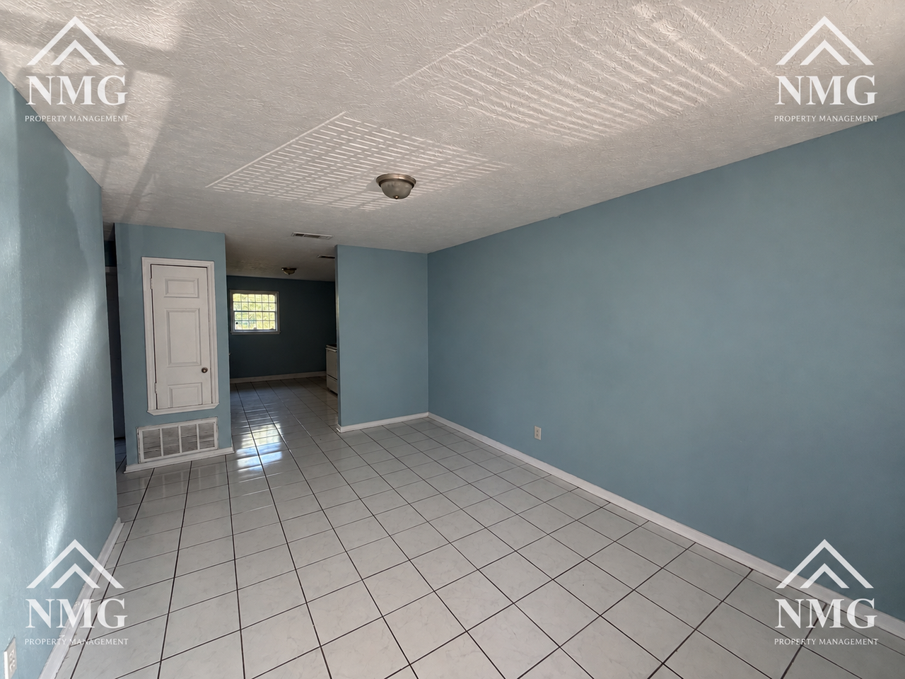 3380 Shady Oaks St #B - Photo 3 of 8