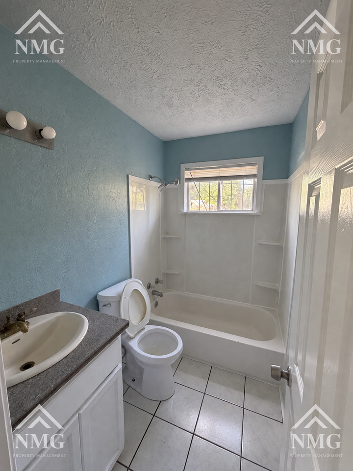 3380 Shady Oaks St #B - Photo 4 of 8