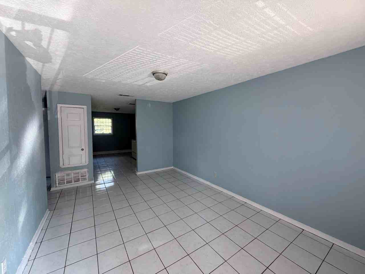 3380 Shady Oaks St #B - Photo 5 of 8