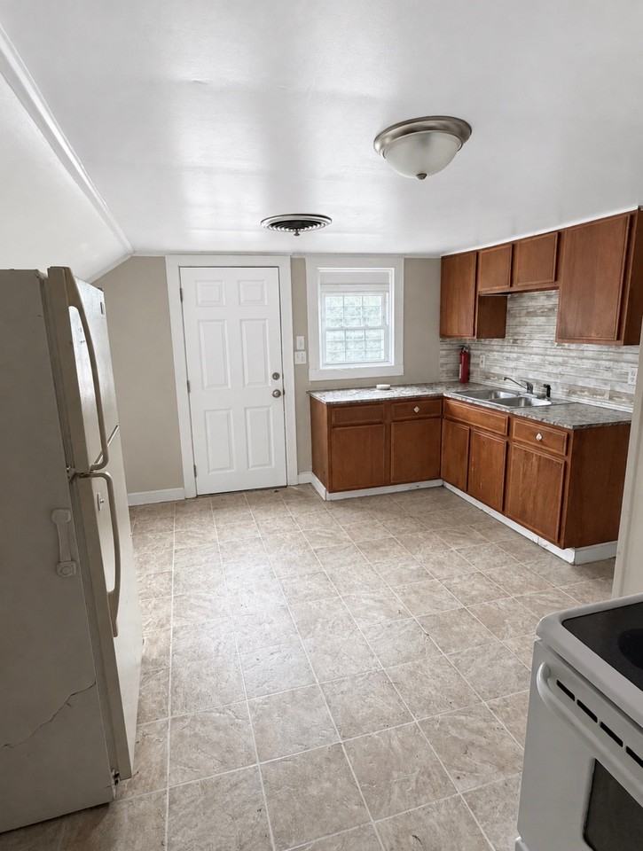 1233 W Monroe St - Photo 4 of 8