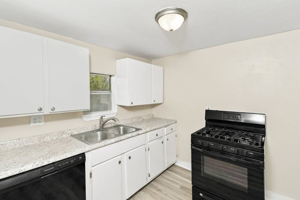 3816 W 59th St S - Photo 3 of 15