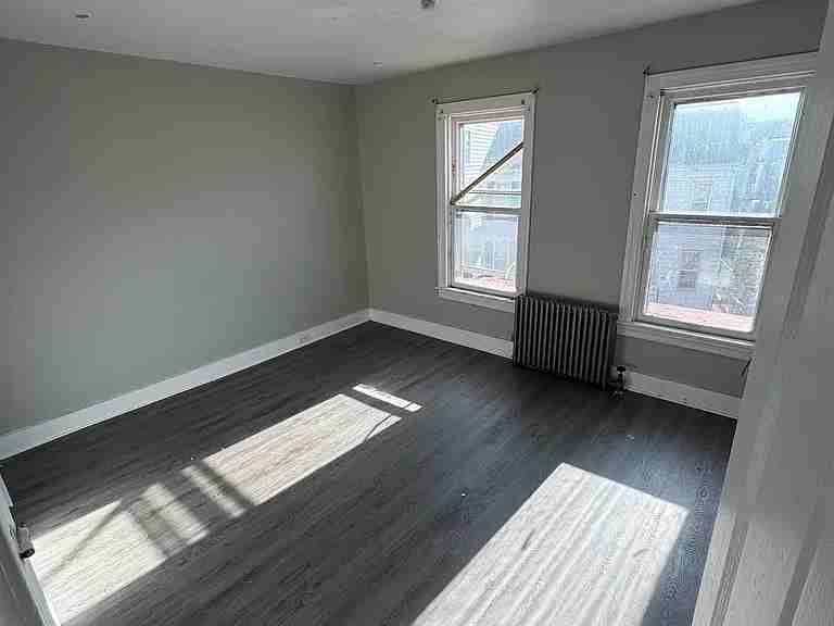 611 W Locust St - Photo 2 of 5