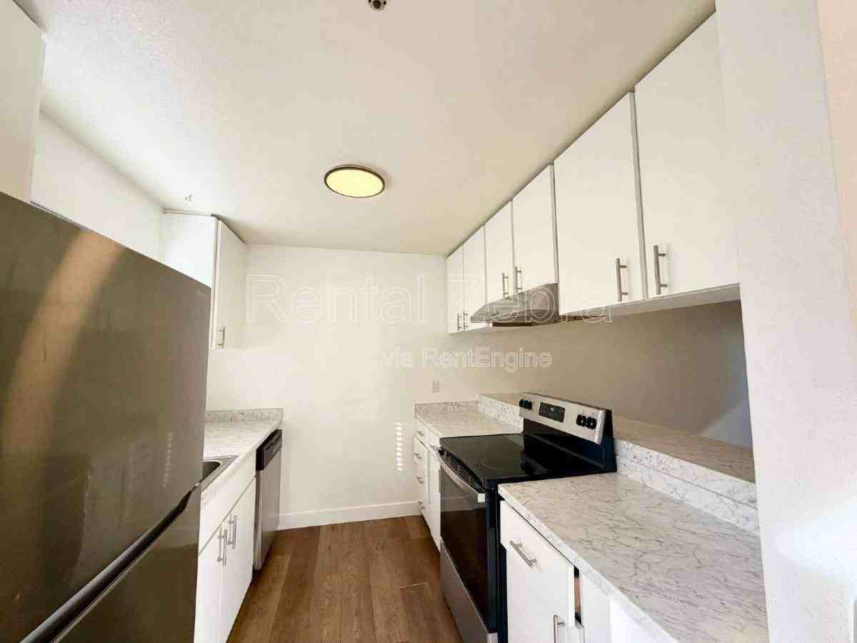 1400 SW Blvd #H - Photo 3 of 10