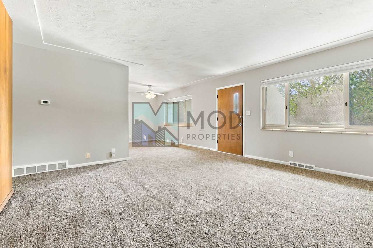 3326 S Ash St - Photo 4 of 26