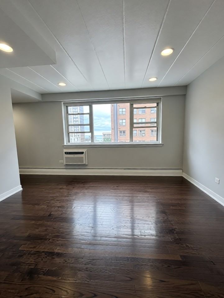 N Kenmore Ave #0508 - Photo 7 of 13