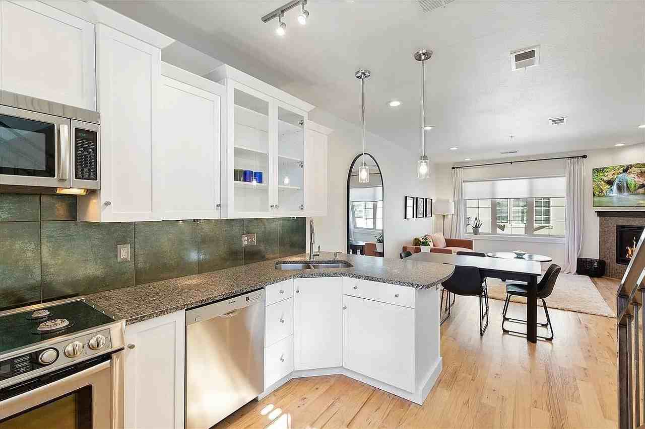 948 S Pearl St #102 - Photo 4 of 21