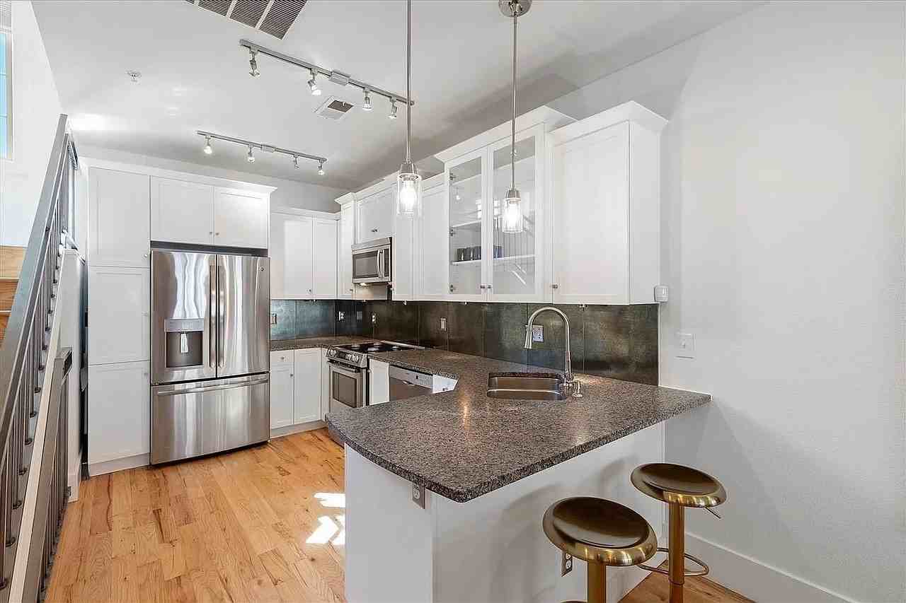 948 S Pearl St #102 - Photo 5 of 21