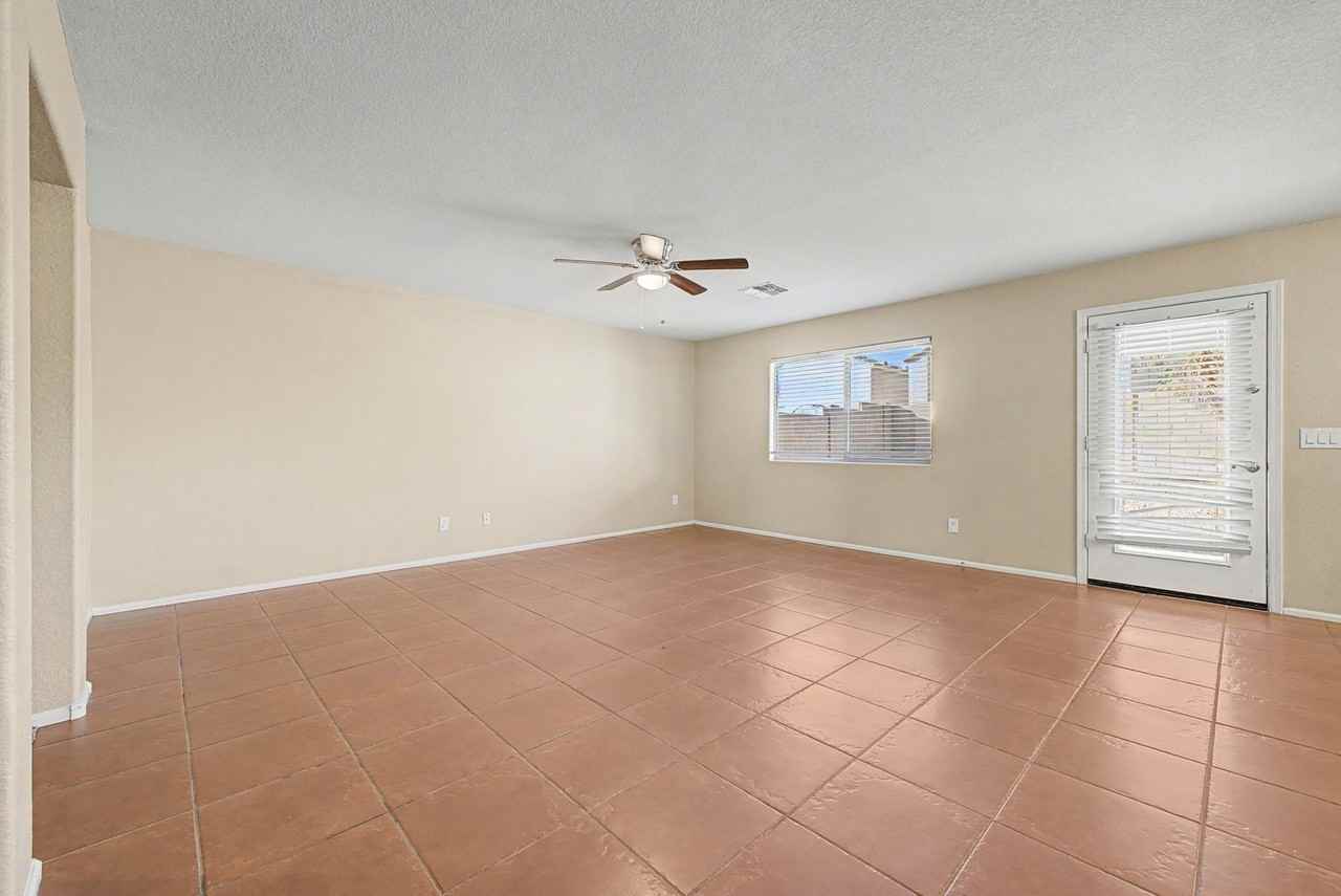 41704 W Sunland Dr - Photo 5 of 32