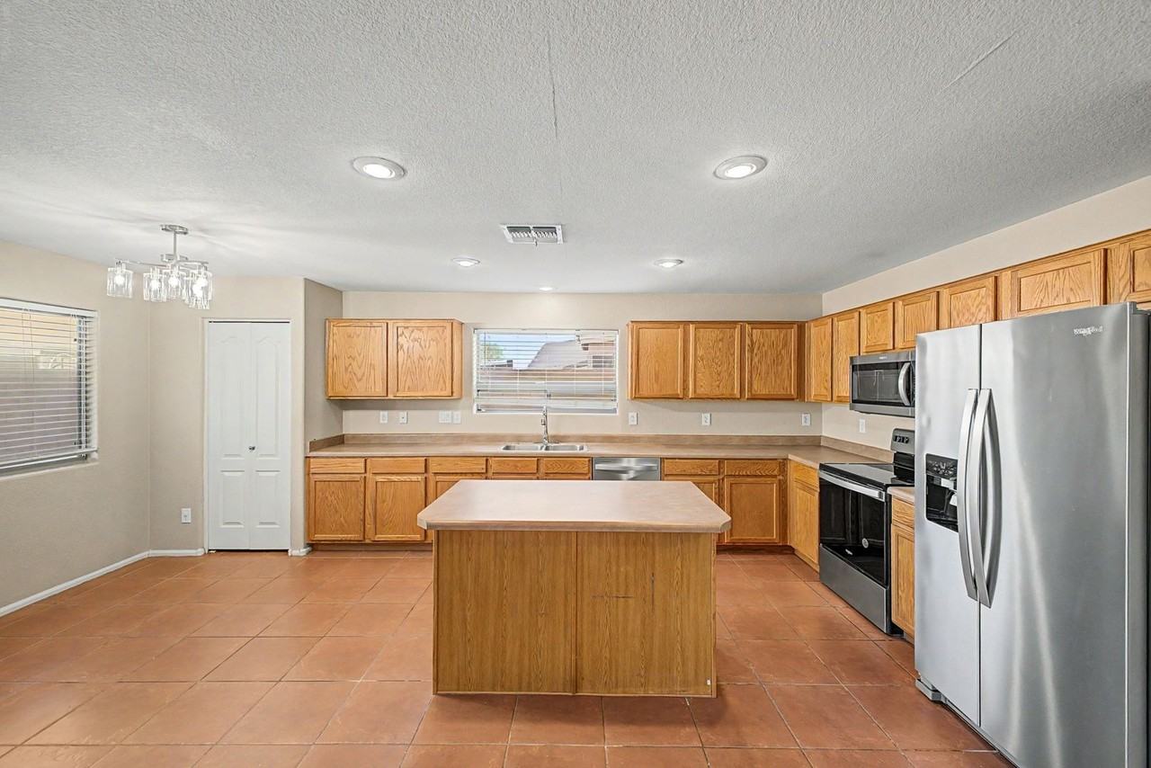 41704 W Sunland Dr - Photo 7 of 32