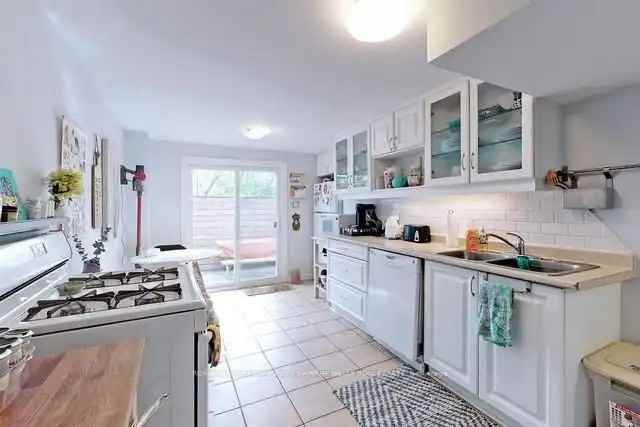81 Tiverton Ave - Photo 7 of 16