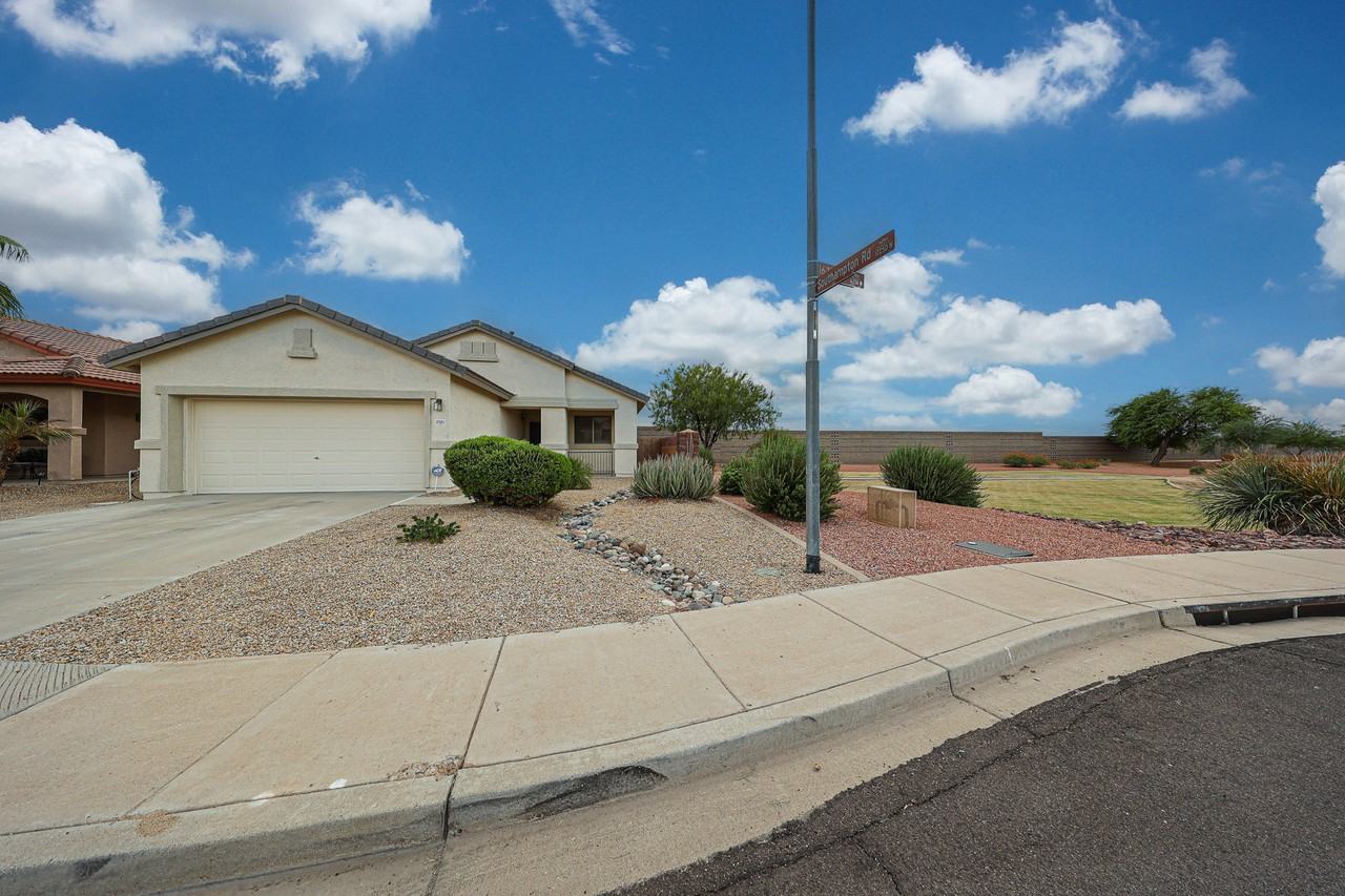17321 N 167th Dr - Photo 5 of 33
