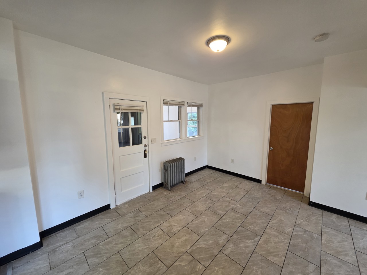 579 Park Ave - Photo 4 of 14
