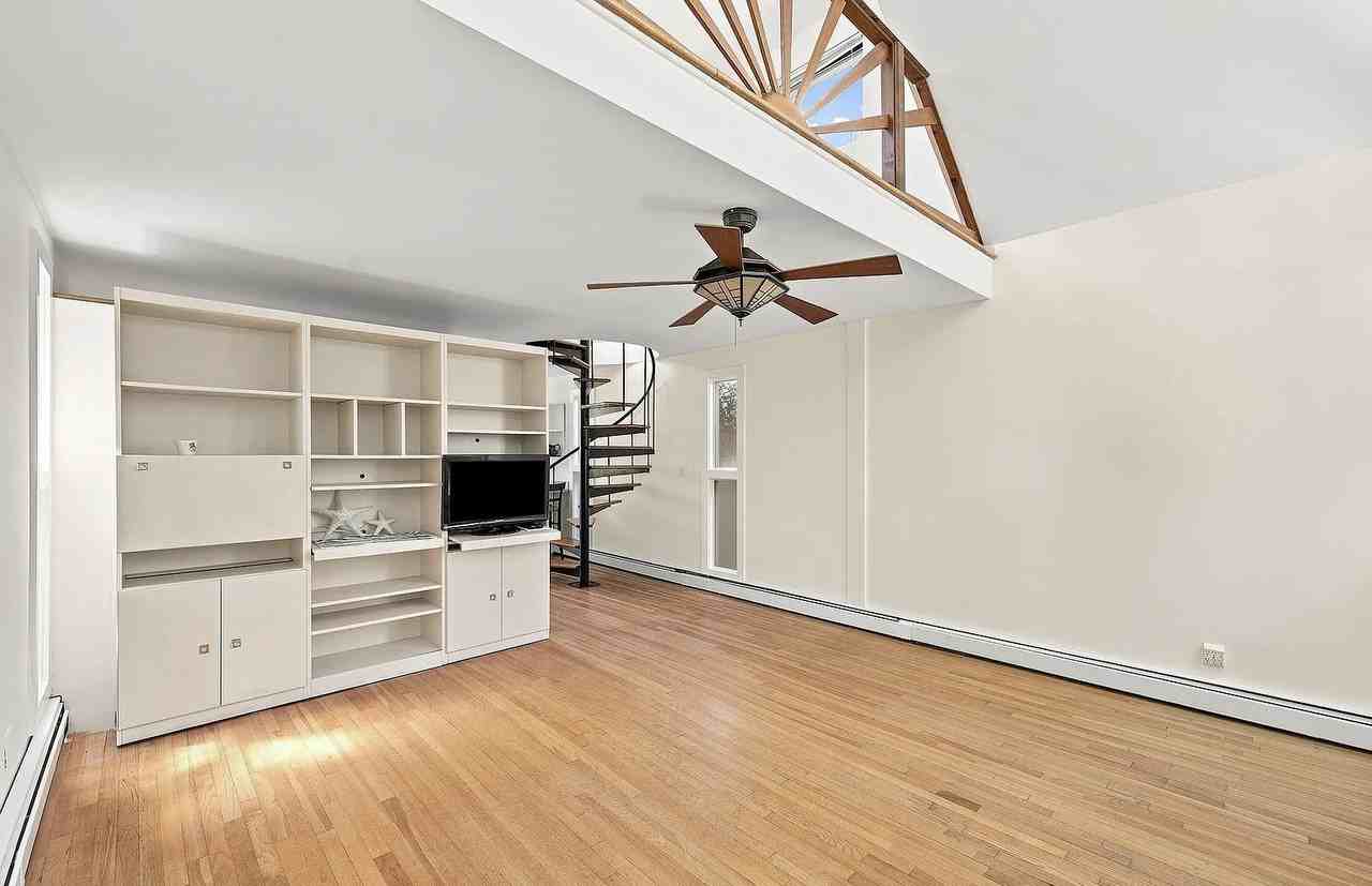 33 Tier St #1 - Photo 3 of 13