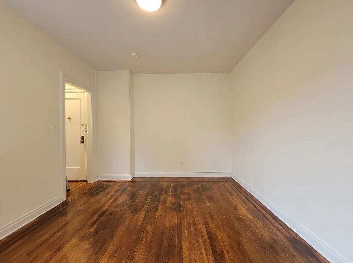 1551 Unionport Rd - Photo 3 of 6