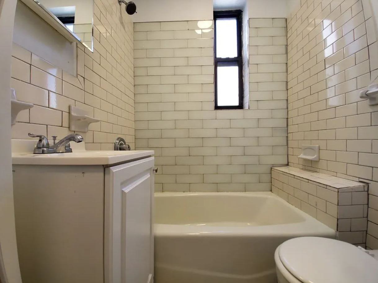 1551 Unionport Rd - Photo 4 of 6
