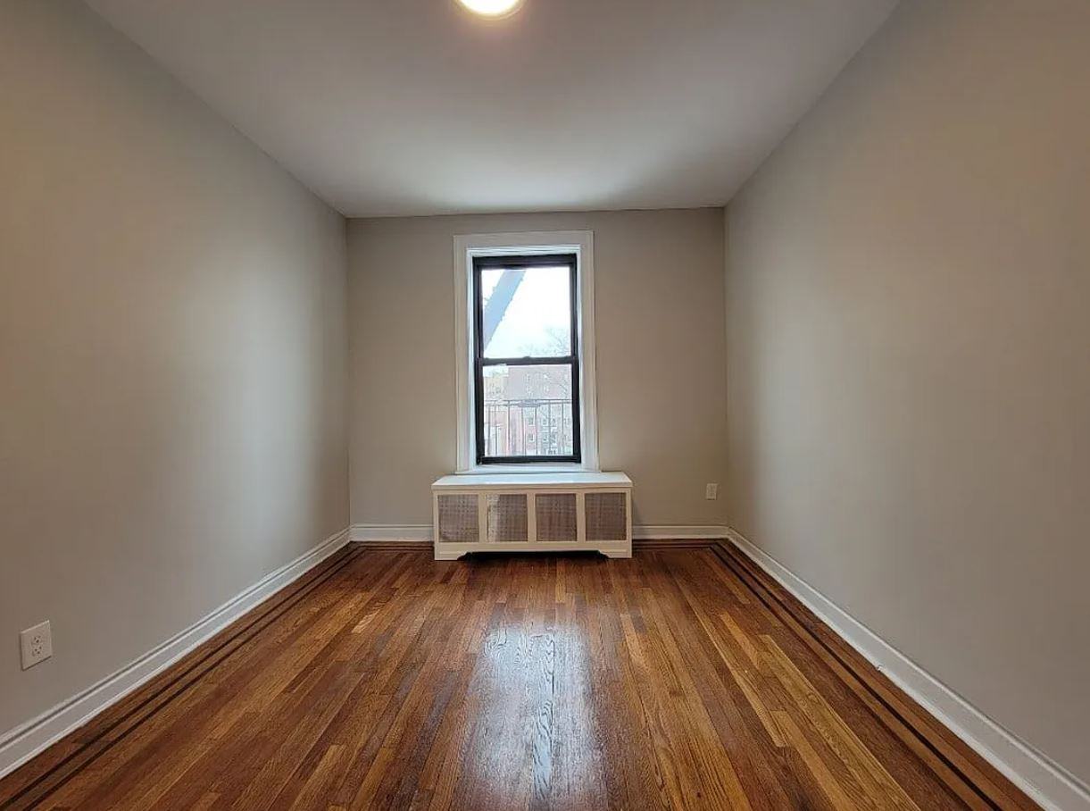 1551 Unionport Rd - Photo 5 of 6