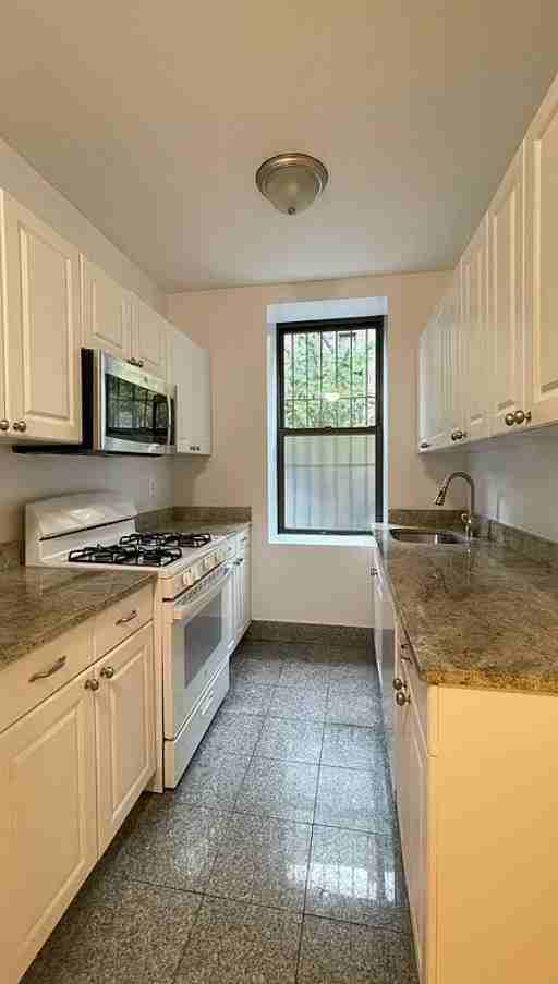 222 E 56th St - Photo 4 of 6