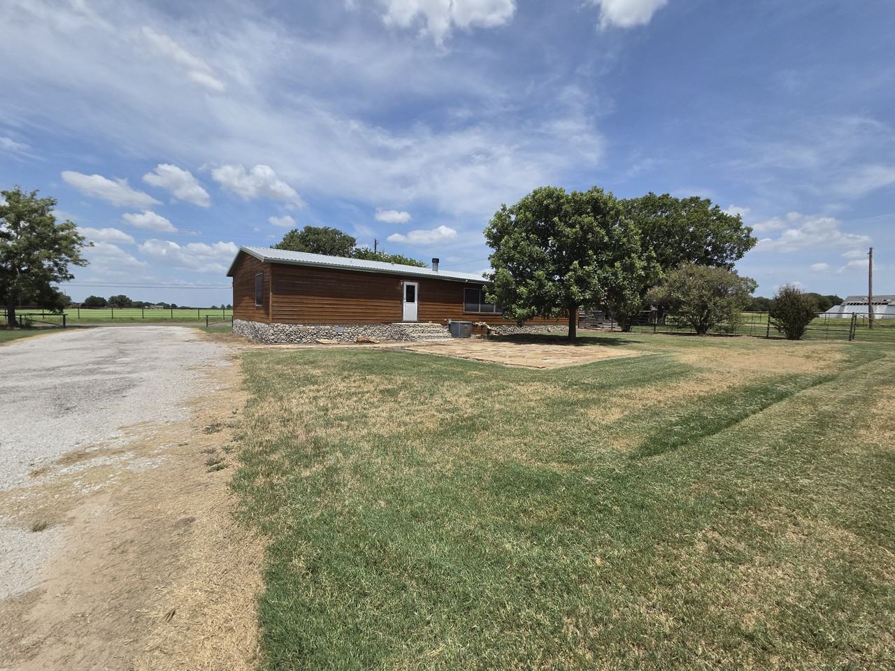 630 Hobson St - Photo 4 of 14