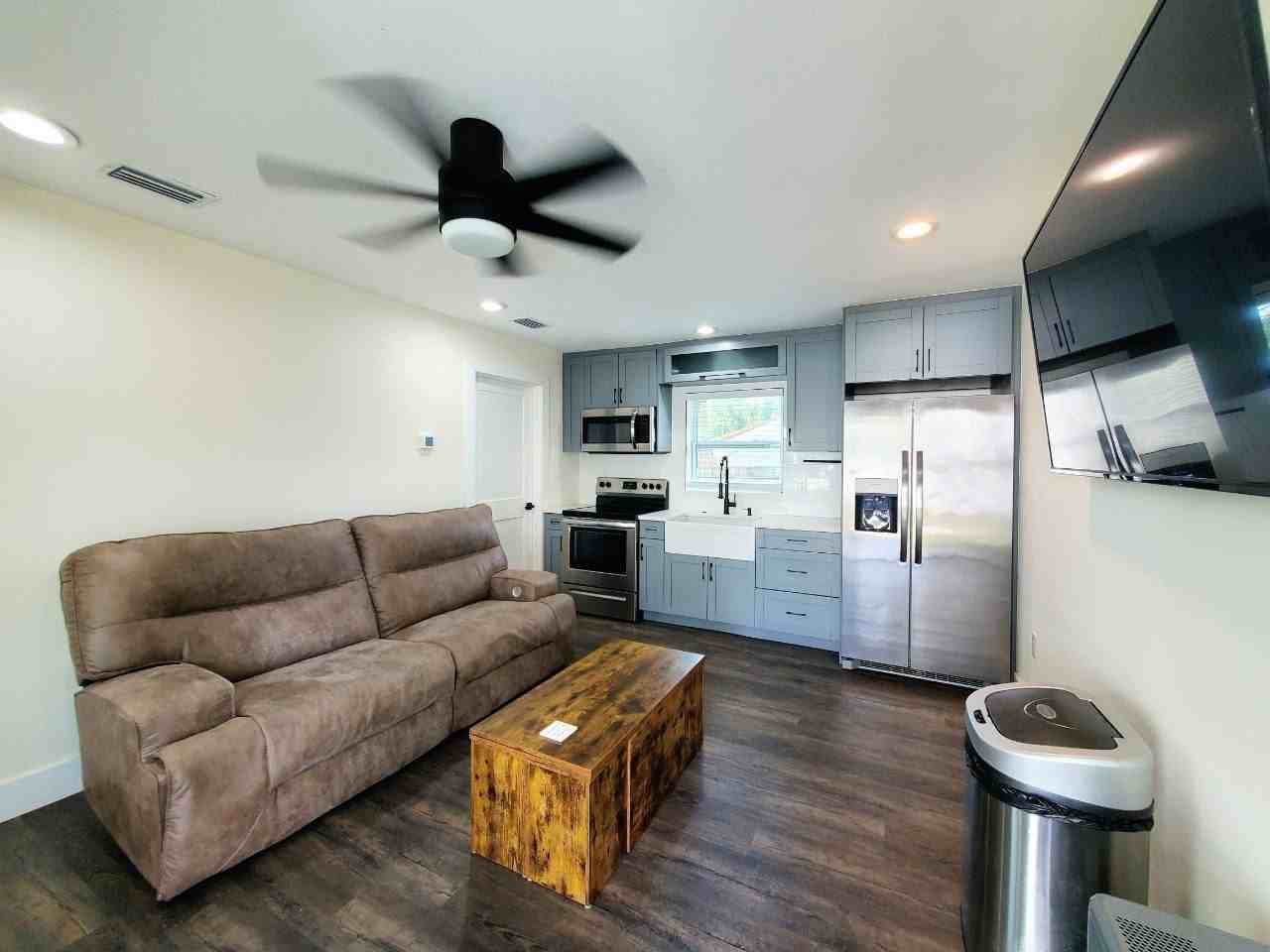 922 W Knollwood St #2 - Photo 5 of 16