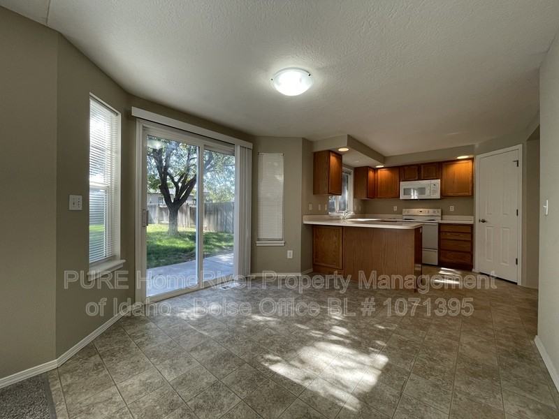 9391 W Wakefield St - Photo 4 of 23