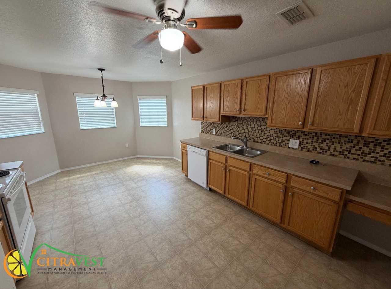 2048 Lakeridge Dr - Photo 2 of 11