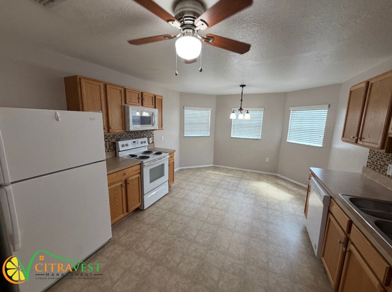 2048 Lakeridge Dr - Photo 3 of 11