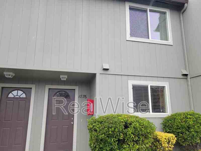1876 Ne Fairview Ave - Photo 2 of 12