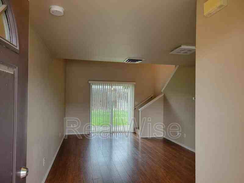 1876 Ne Fairview Ave - Photo 3 of 12