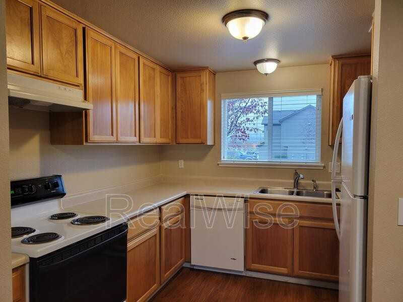 1876 Ne Fairview Ave - Photo 4 of 12