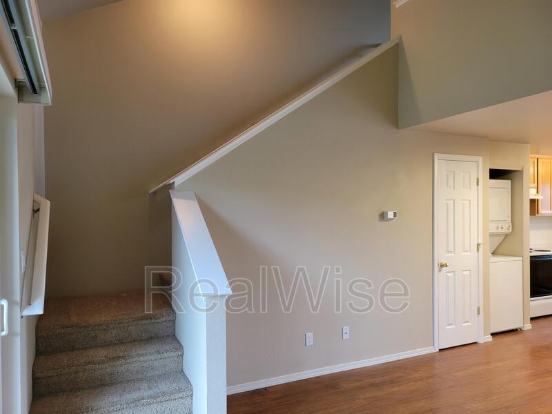 1876 Ne Fairview Ave - Photo 5 of 12