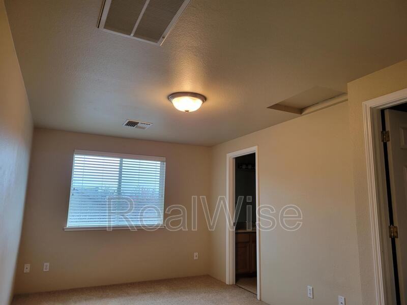 1876 Ne Fairview Ave - Photo 6 of 12