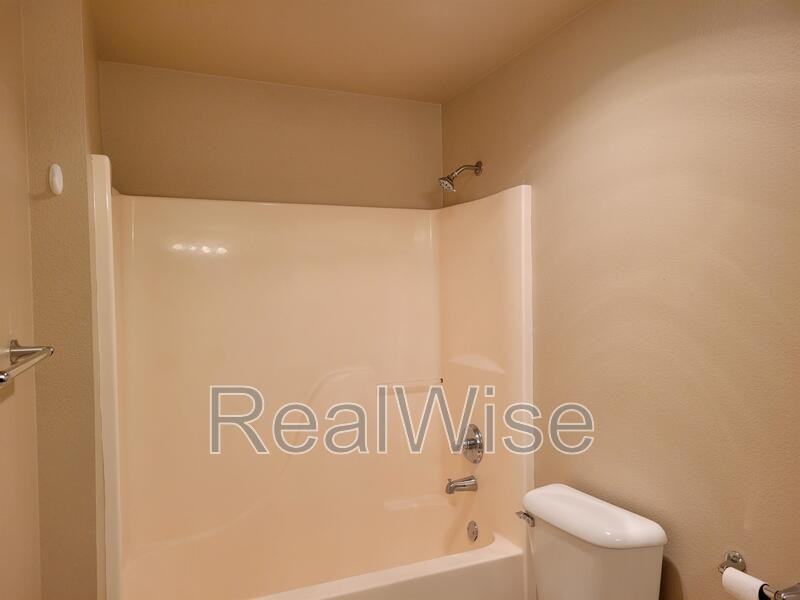 1876 Ne Fairview Ave - Photo 7 of 12