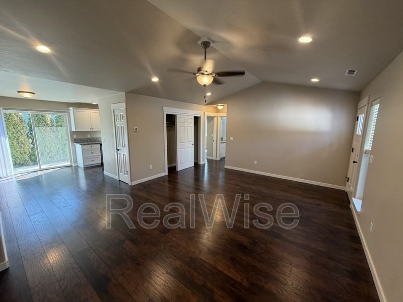 124 Sw Jenn Way - Photo 3 of 17