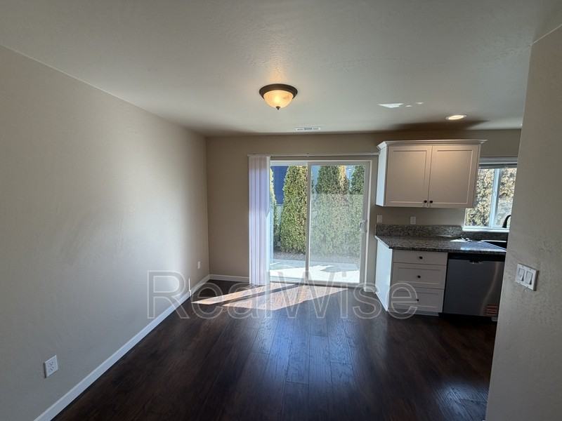 124 Sw Jenn Way - Photo 4 of 17