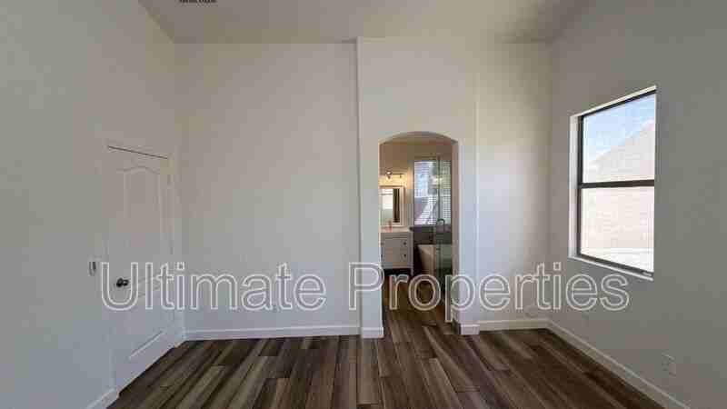 9223 W Salter Dr - Photo 4 of 8